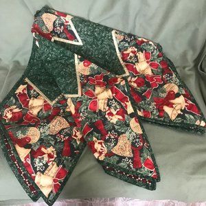 6' Beautiful Vintage(90's) Handmade Quilted Christmas Tree Skirt